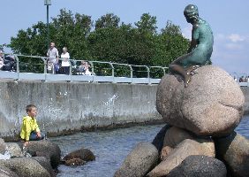 Ved "Den Lille Havfru", København, 2002