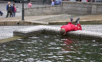 Tørst gutt ved Oslo Rådhus, 2002